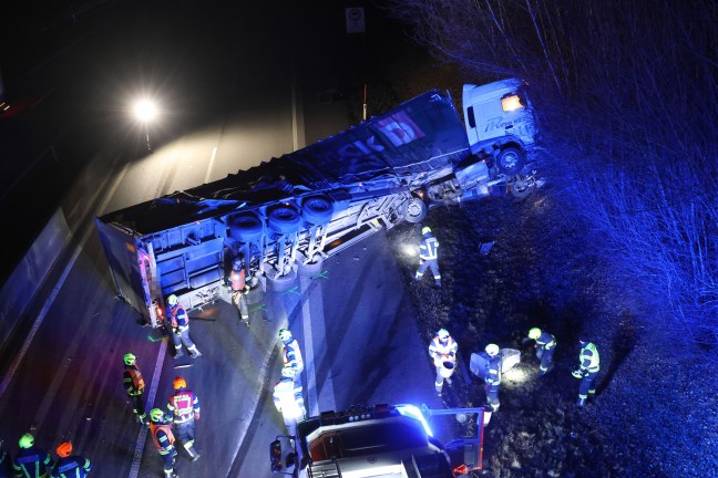 Totalsperre: LKW-Sattelzug bei schwerem Unfall auf Innkreisautobahn in Ort im Innkreis umgestrzt