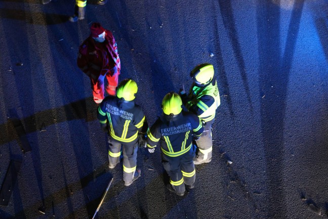 Totalsperre: LKW-Sattelzug bei schwerem Unfall auf Innkreisautobahn in Ort im Innkreis umgestrzt