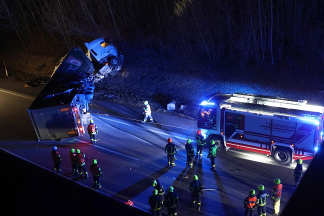 Totalsperre: LKW-Sattelzug bei schwerem Unfall auf Innkreisautobahn in Ort im Innkreis umgestrzt