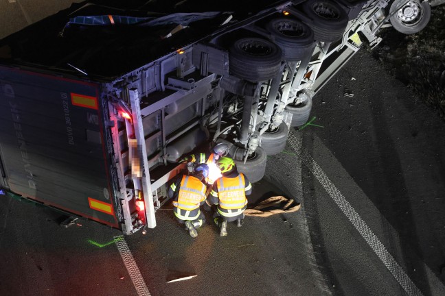 Totalsperre: LKW-Sattelzug bei schwerem Unfall auf Innkreisautobahn in Ort im Innkreis umgestrzt