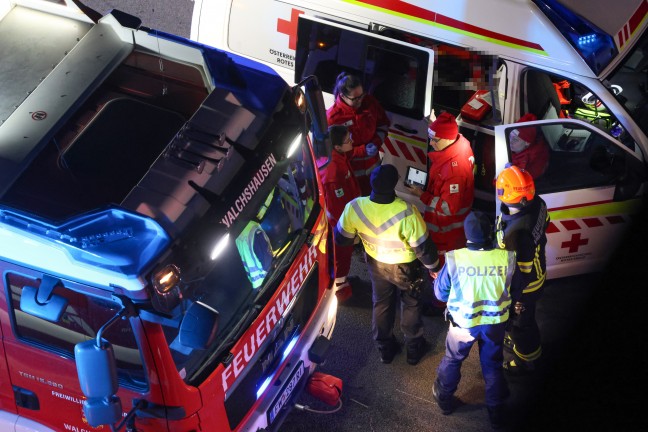 Totalsperre: LKW-Sattelzug bei schwerem Unfall auf Innkreisautobahn in Ort im Innkreis umgestrzt