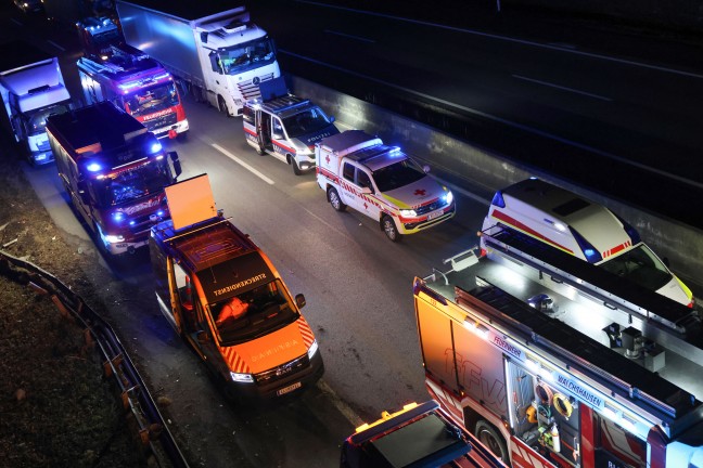 Totalsperre: LKW-Sattelzug bei schwerem Unfall auf Innkreisautobahn in Ort im Innkreis umgestrzt