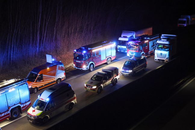 Totalsperre: LKW-Sattelzug bei schwerem Unfall auf Innkreisautobahn in Ort im Innkreis umgestrzt