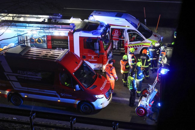 Totalsperre: LKW-Sattelzug bei schwerem Unfall auf Innkreisautobahn in Ort im Innkreis umgestrzt