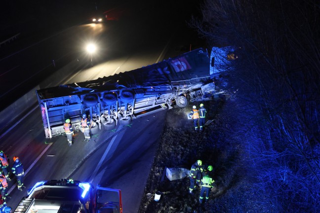 Totalsperre: LKW-Sattelzug bei schwerem Unfall auf Innkreisautobahn in Ort im Innkreis umgestrzt