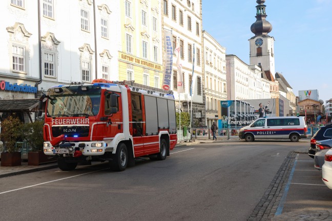 Verkehrsunfall: Beschdigte Leuchtreklamen einer Trafik in Wels-Innenstadt von Feuerwehr demontiert