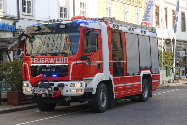 Verkehrsunfall: Beschdigte Leuchtreklamen einer Trafik in Wels-Innenstadt von Feuerwehr demontiert