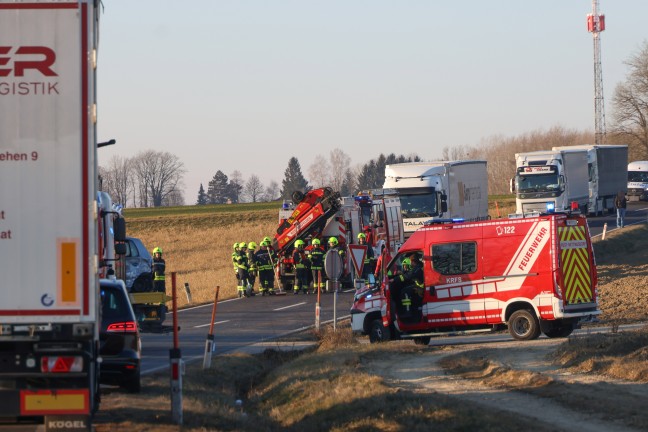 Schwerer Crash zwischen Kleintransporter und PKW auf Kremstalstrae bei Ansfelden