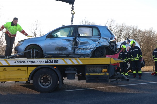 Schwerer Crash zwischen Kleintransporter und PKW auf Kremstalstrae bei Ansfelden