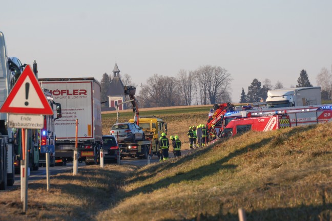 Schwerer Crash zwischen Kleintransporter und PKW auf Kremstalstrae bei Ansfelden