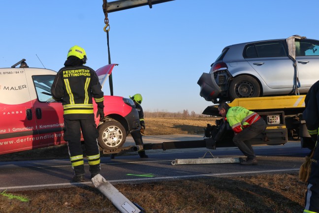 Schwerer Crash zwischen Kleintransporter und PKW auf Kremstalstrae bei Ansfelden