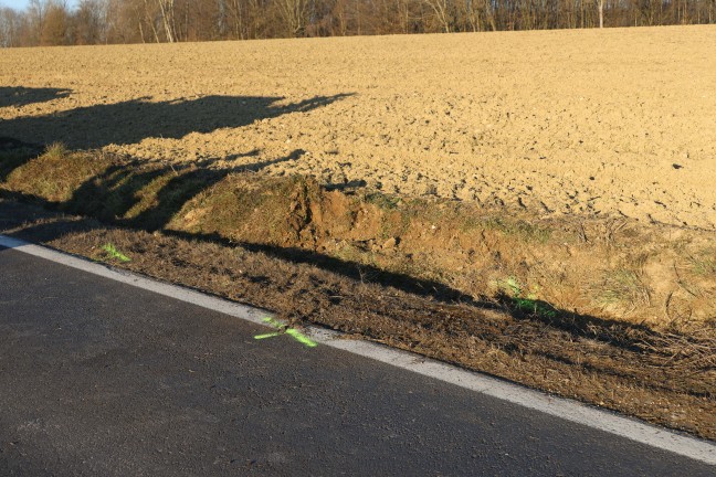 Schwerer Crash zwischen Kleintransporter und PKW auf Kremstalstrae bei Ansfelden