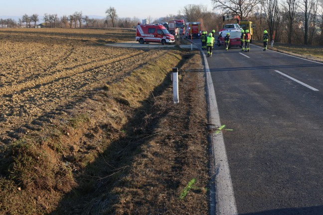 Schwerer Crash zwischen Kleintransporter und PKW auf Kremstalstrae bei Ansfelden