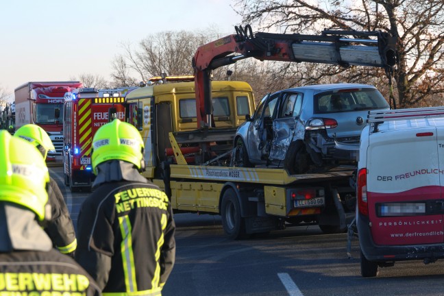 Schwerer Crash zwischen Kleintransporter und PKW auf Kremstalstrae bei Ansfelden