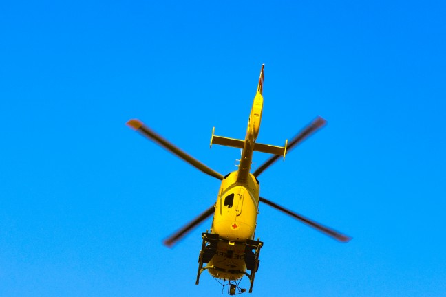 Notarzthubschrauber nach schwerem Unfall bei Holzarbeiten in Dietach im Einsatz