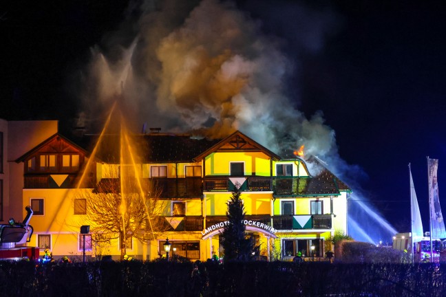 Groeinsatz: Neun Feuerwehren bei Brand in einem Hotel in Vorderstoder im Einsatz