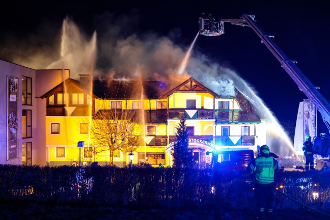 Groeinsatz: Neun Feuerwehren bei Brand in einem Hotel in Vorderstoder im Einsatz