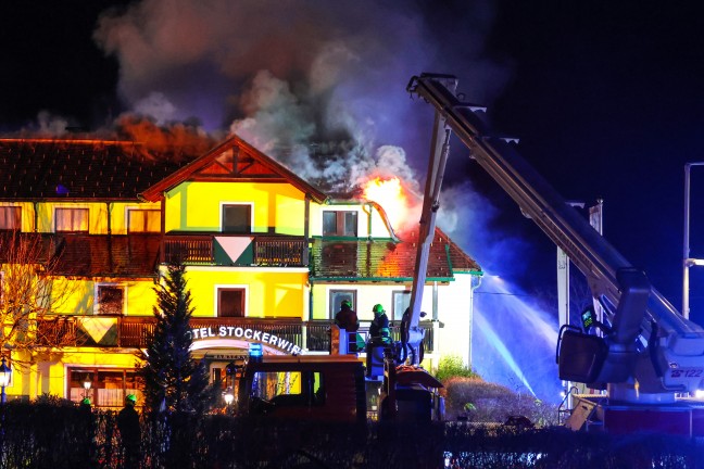 Groeinsatz: Neun Feuerwehren bei Brand in einem Hotel in Vorderstoder im Einsatz