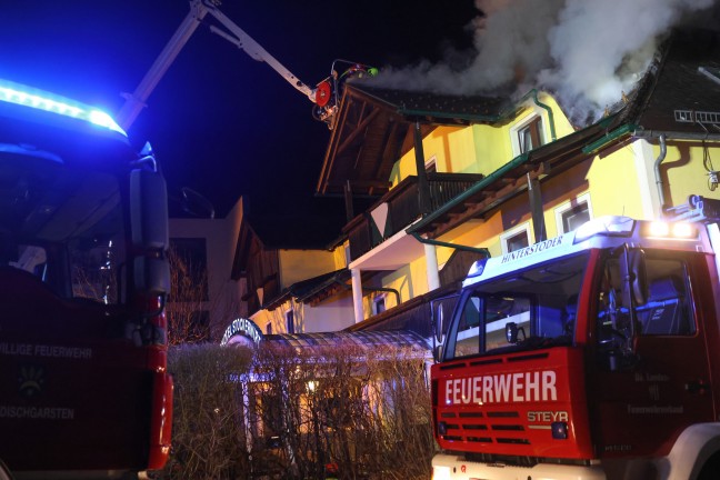 Groeinsatz: Neun Feuerwehren bei Brand in einem Hotel in Vorderstoder im Einsatz