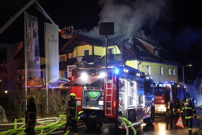 Groeinsatz: Neun Feuerwehren bei Brand in einem Hotel in Vorderstoder im Einsatz