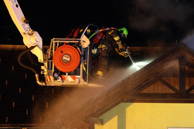 Groeinsatz: Neun Feuerwehren bei Brand in einem Hotel in Vorderstoder im Einsatz