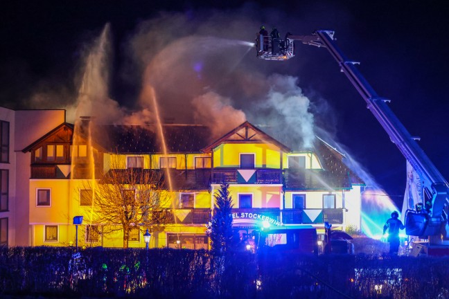 Groeinsatz: Neun Feuerwehren bei Brand in einem Hotel in Vorderstoder im Einsatz