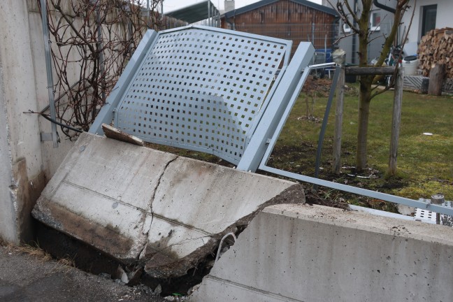 Auto bei Verkehrsunfall in Gunskirchen gegen Gartenzaun gekracht