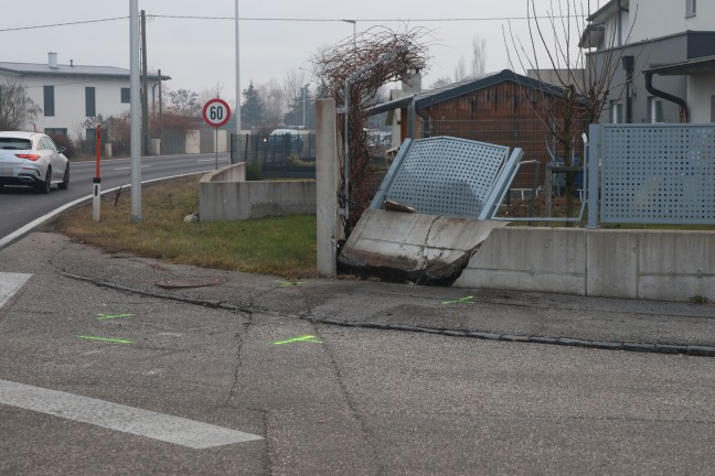 Auto bei Verkehrsunfall in Gunskirchen gegen Gartenzaun gekracht