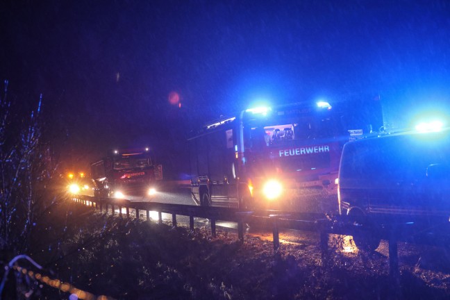 Feuerwehr bei berhitzter Radnabe eines LKW auf der Pyhrnautobahn bei Ried im Traunkreis im Einsatz