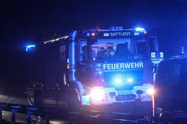 Feuerwehr bei berhitzter Radnabe eines LKW auf der Pyhrnautobahn bei Ried im Traunkreis im Einsatz