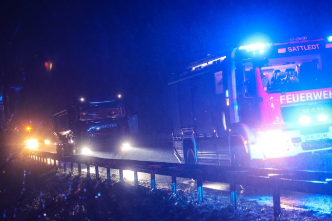 Feuerwehr bei berhitzter Radnabe eines LKW auf der Pyhrnautobahn bei Ried im Traunkreis im Einsatz