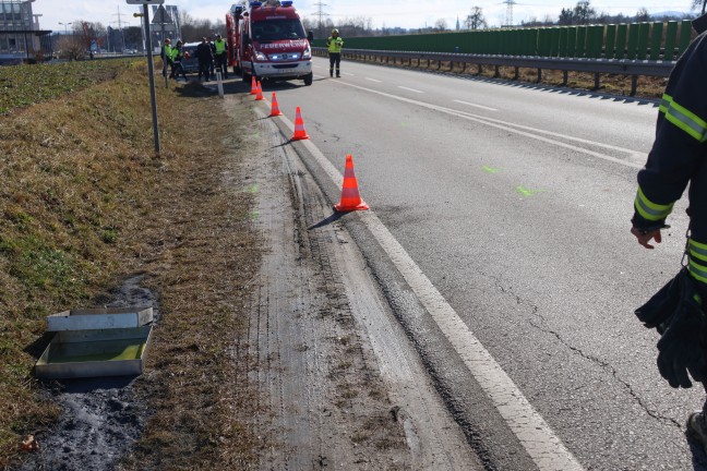 PKW gegen LKW: Grere Menge Diesel bei Unfall auf Hausruckstrae in Aurolzmnster ausgetreten