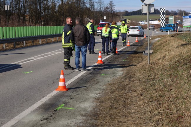 PKW gegen LKW: Grere Menge Diesel bei Unfall auf Hausruckstrae in Aurolzmnster ausgetreten