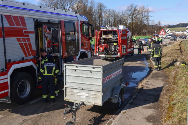 PKW gegen LKW: Grere Menge Diesel bei Unfall auf Hausruckstrae in Aurolzmnster ausgetreten