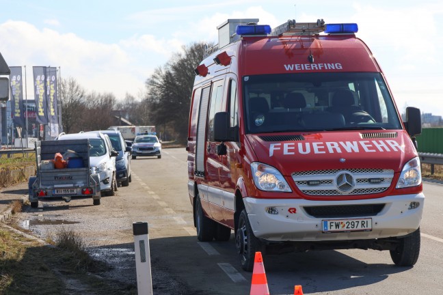 PKW gegen LKW: Grere Menge Diesel bei Unfall auf Hausruckstrae in Aurolzmnster ausgetreten