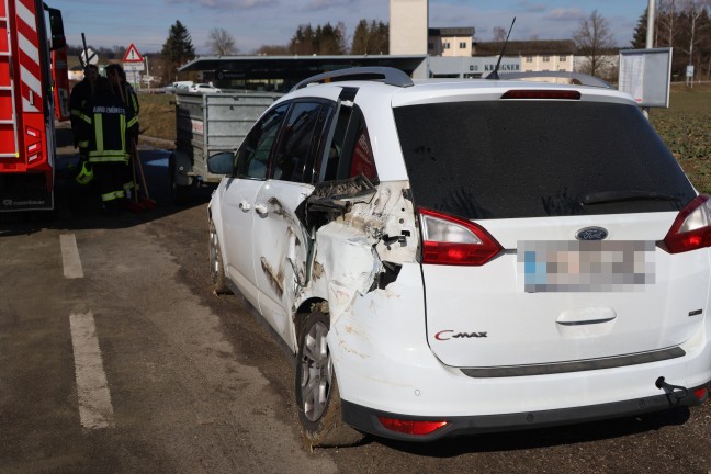 PKW gegen LKW: Grere Menge Diesel bei Unfall auf Hausruckstrae in Aurolzmnster ausgetreten