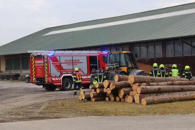 Drei Feuerwehren alarmiert: Kabelbrand an einem Traktor in landwirtschaftlichem Gebude in Vorchdorf