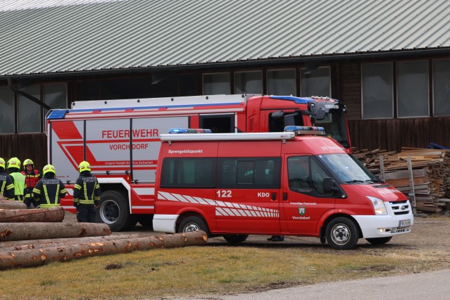 Drei Feuerwehren alarmiert: Kabelbrand an einem Traktor in landwirtschaftlichem Gebude in Vorchdorf