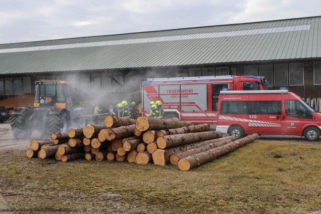 Drei Feuerwehren alarmiert: Kabelbrand an einem Traktor in landwirtschaftlichem Gebude in Vorchdorf