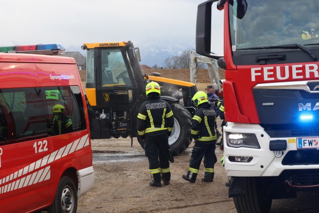 Drei Feuerwehren alarmiert: Kabelbrand an einem Traktor in landwirtschaftlichem Gebude in Vorchdorf