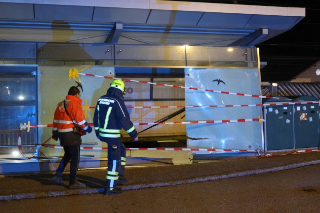 Auto nur wenige Momente nach Unfall am Bahnhof in Andorf von Gterzug erfasst