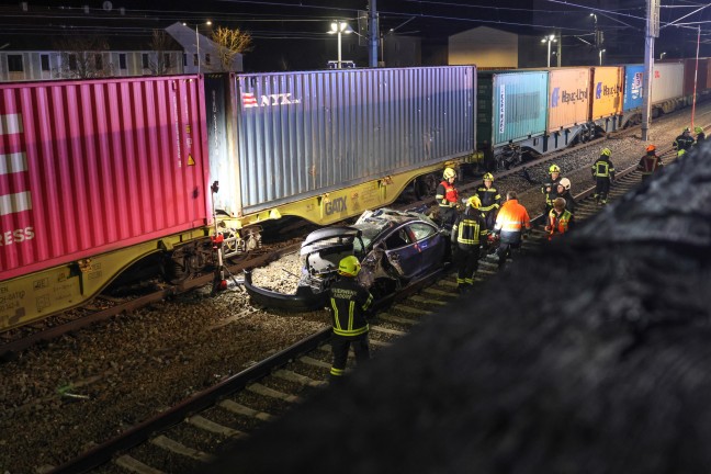 Auto nur wenige Momente nach Unfall am Bahnhof in Andorf von Gterzug erfasst