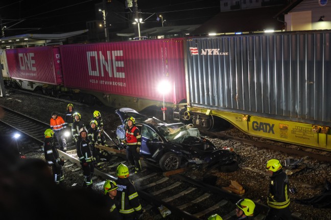 Auto nur wenige Momente nach Unfall am Bahnhof in Andorf von Gterzug erfasst