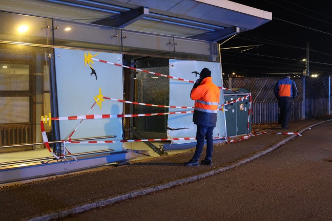 Auto nur wenige Momente nach Unfall am Bahnhof in Andorf von Gterzug erfasst