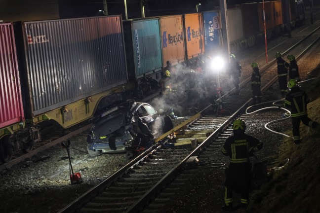 Auto nur wenige Momente nach Unfall am Bahnhof in Andorf von Gterzug erfasst