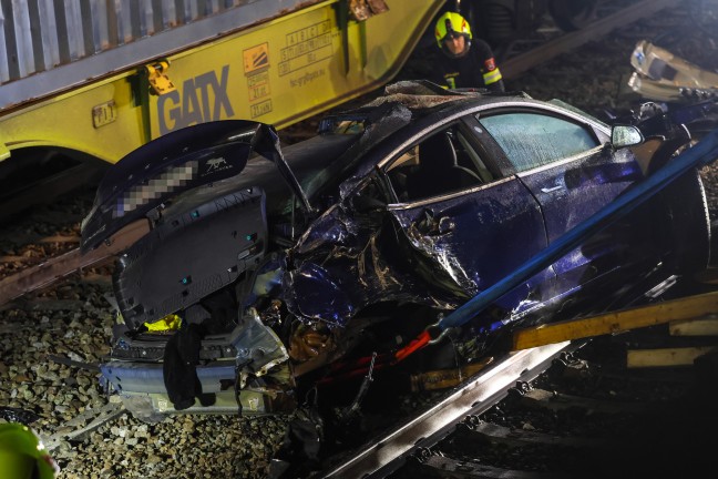 Auto nur wenige Momente nach Unfall am Bahnhof in Andorf von Gterzug erfasst