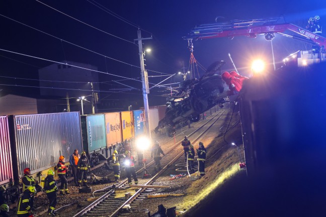 Auto nur wenige Momente nach Unfall am Bahnhof in Andorf von Gterzug erfasst