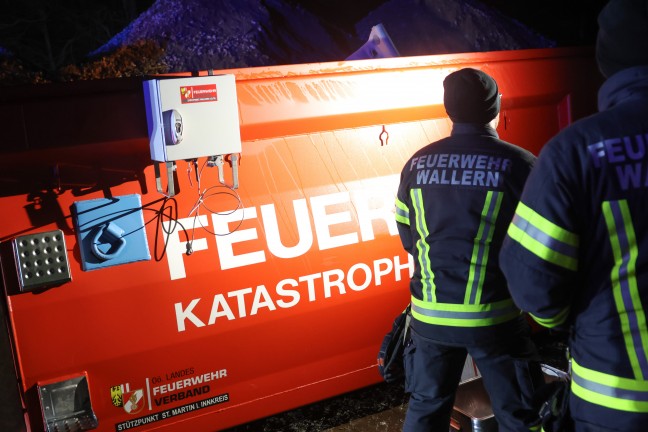 Auto nur wenige Momente nach Unfall am Bahnhof in Andorf von Gterzug erfasst