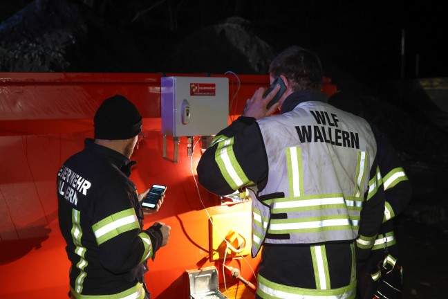 Auto nur wenige Momente nach Unfall am Bahnhof in Andorf von Gterzug erfasst