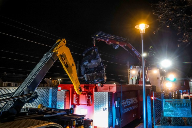 Auto nur wenige Momente nach Unfall am Bahnhof in Andorf von Gterzug erfasst